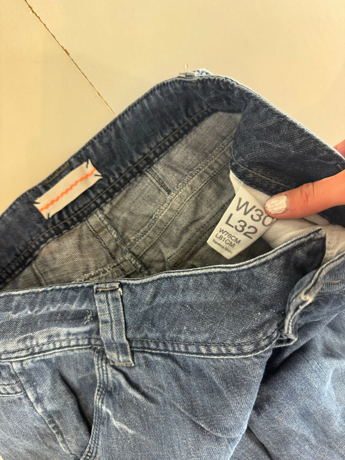 Utsvängda jeans–stl: M