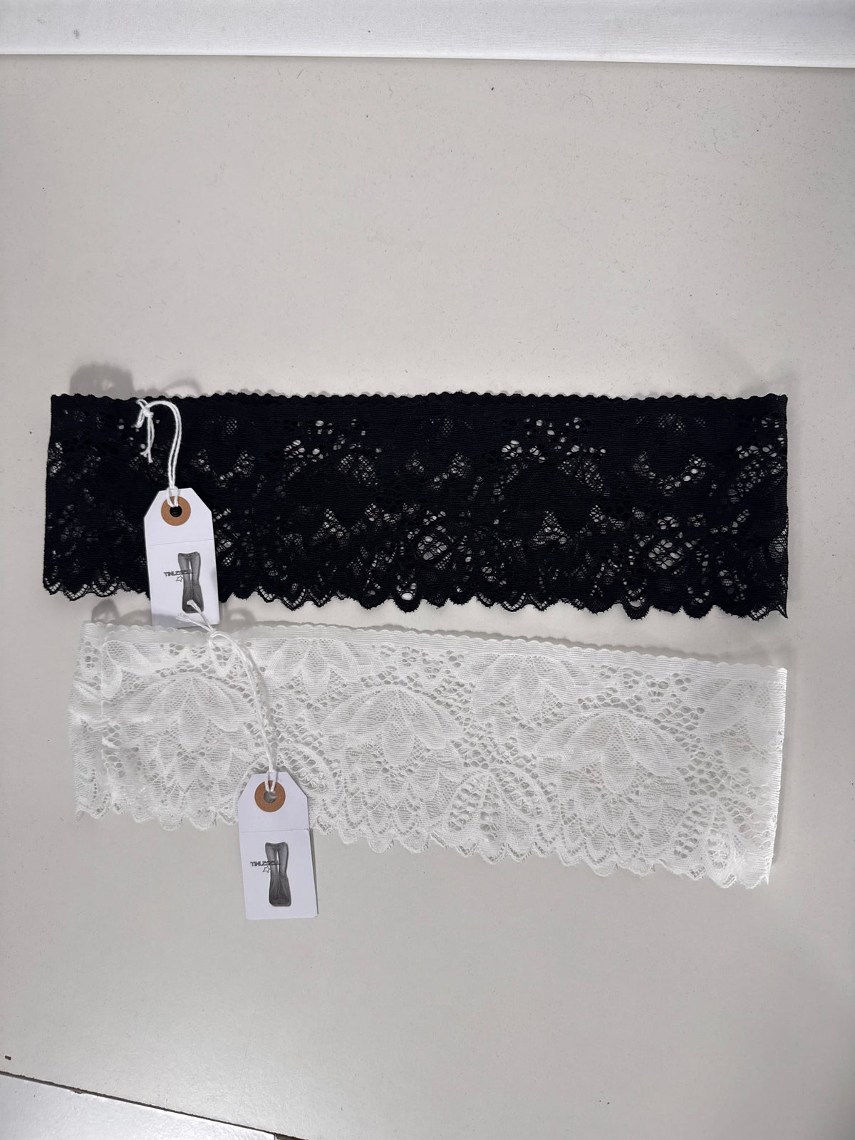 Spetsband över jeans