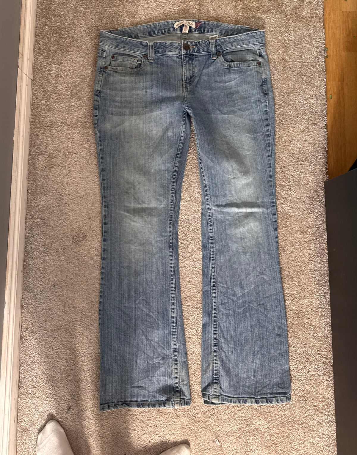 Low-waisted jeans size: L