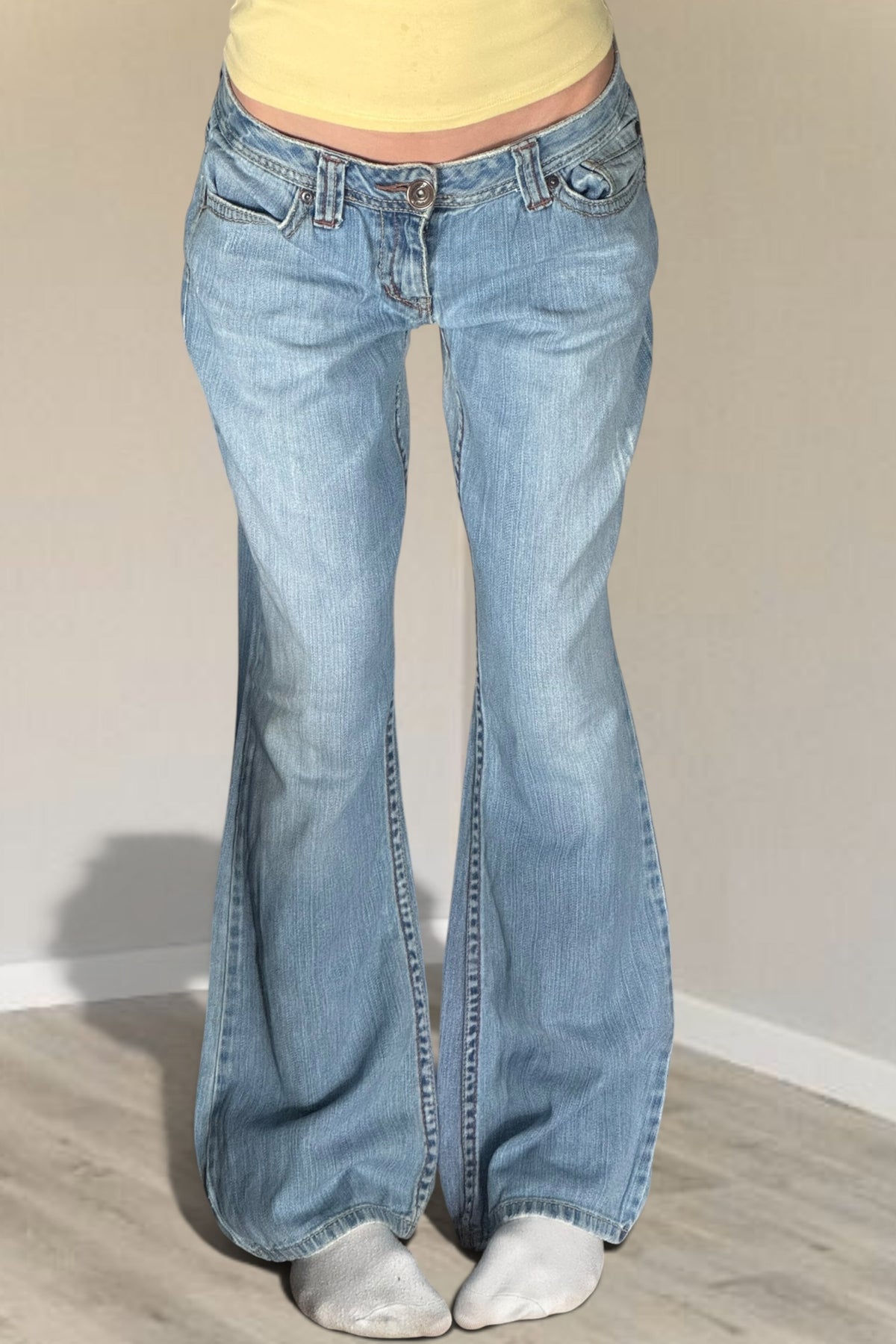 Low-waisted jeans size: M
