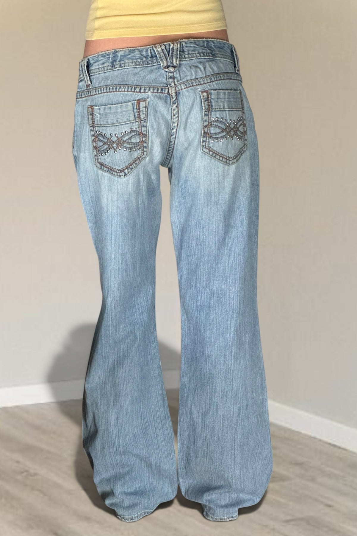 Low-waisted jeans size: M
