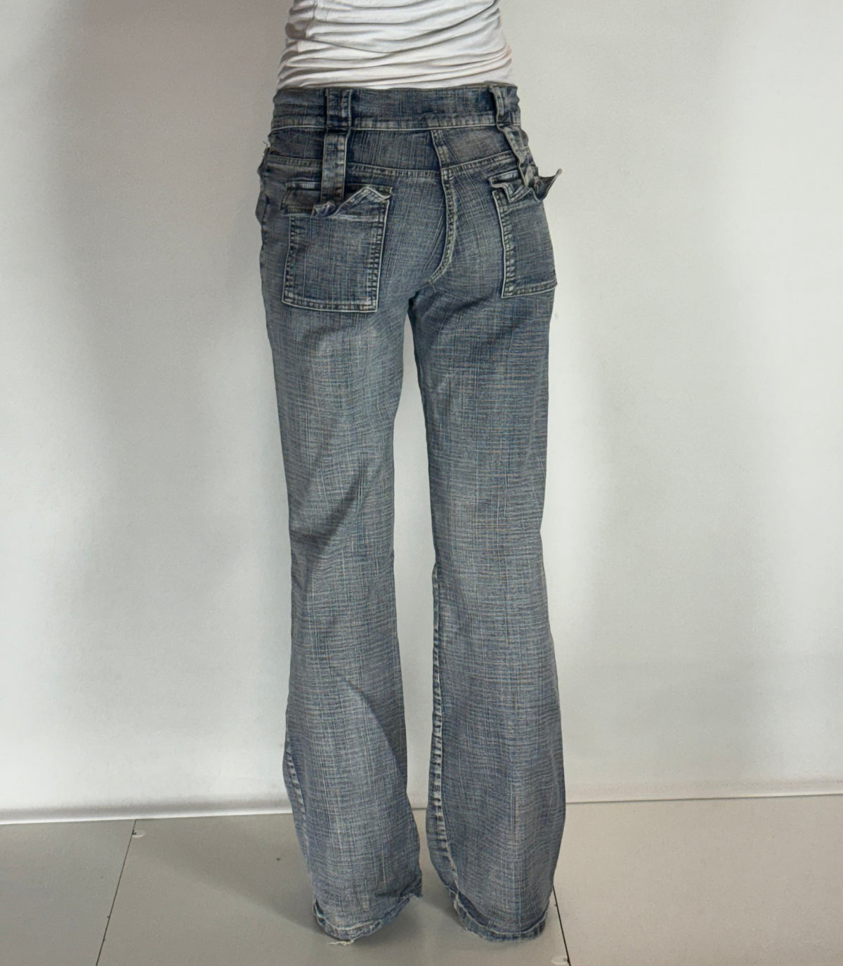 Utsvängda jeans–stl: S