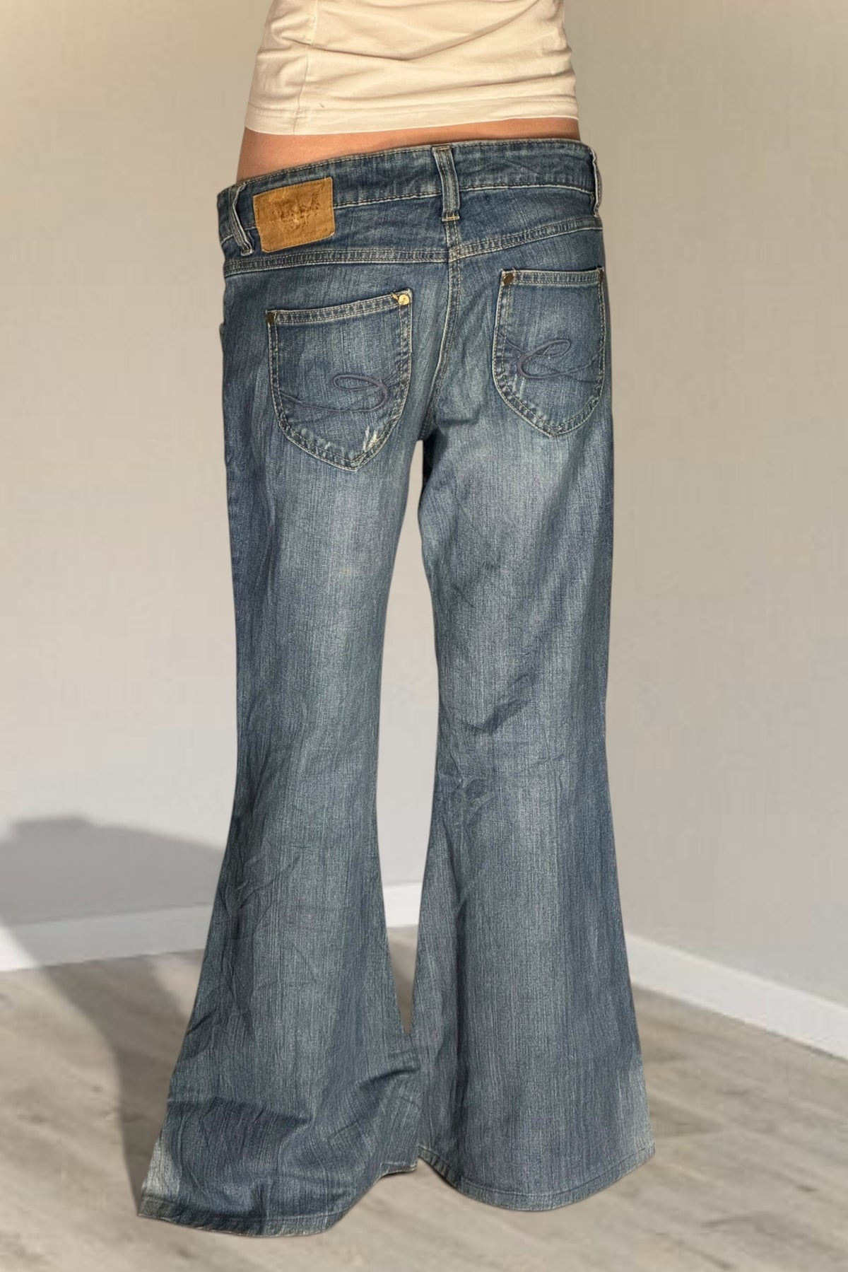 Low-rise jeans size: L