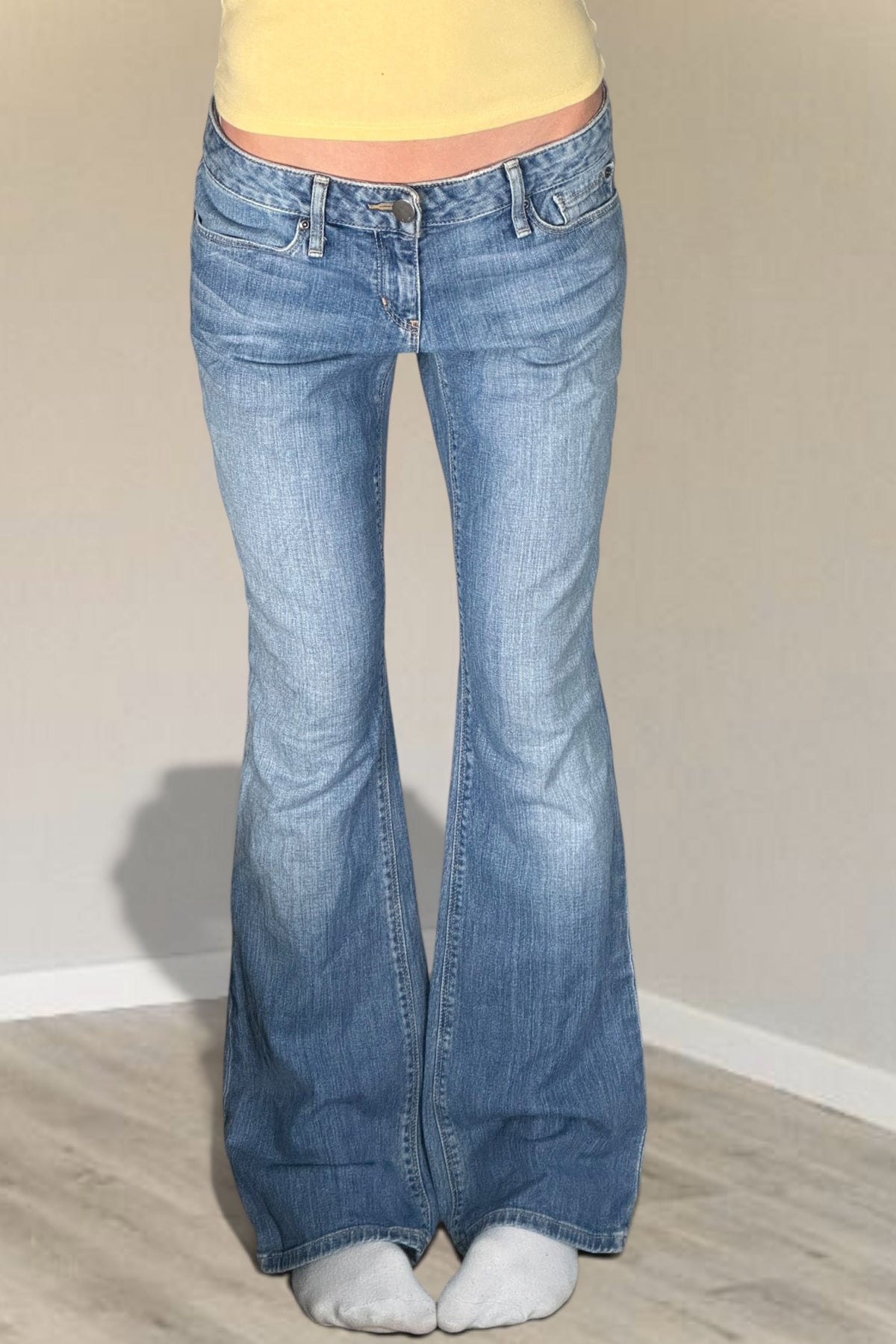 Low-rise jeans size: M