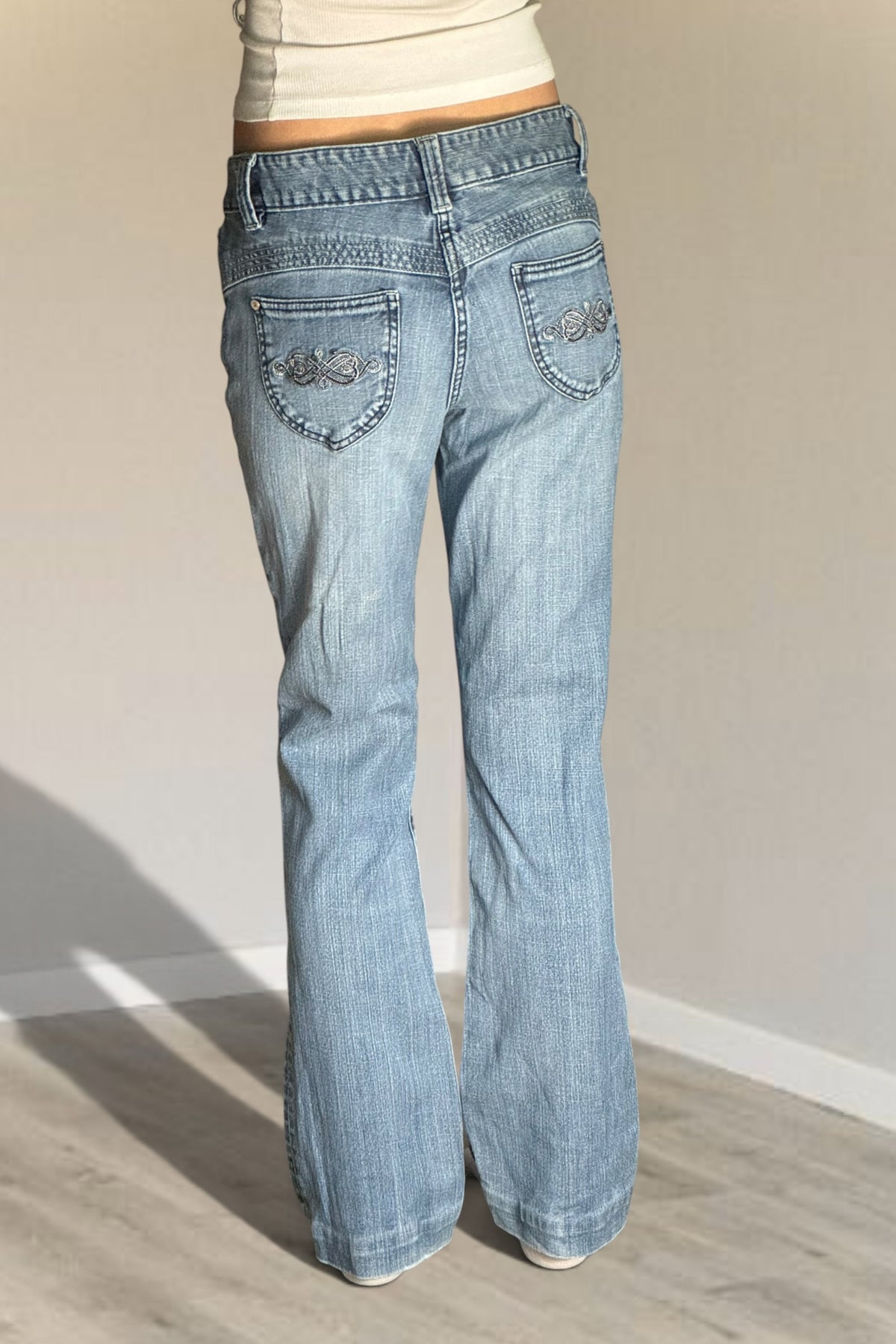 Utsvängda jeans stl: S